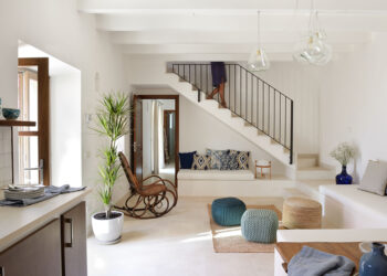Descubre cómo aprovechar al máximo los huecos de escaleras en tu hogar con estas ingeniosas ideas