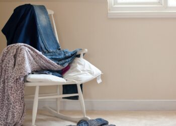 Descubre cómo mantener tu habitación ordenada con estos trucos para dejar la ropa en su lugar