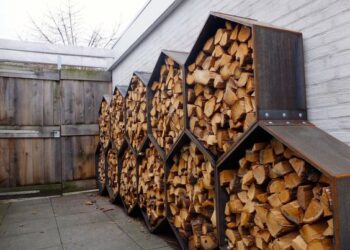 Descubre cómo mantener tu hogar cálido y acogedor con estas ingeniosas ideas para guardar la leña en casa