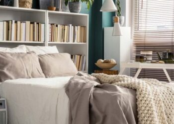 Descubre cómo maximizar el espacio en tu habitación con estas ingeniosas ideas de almacenamiento para tu ropa