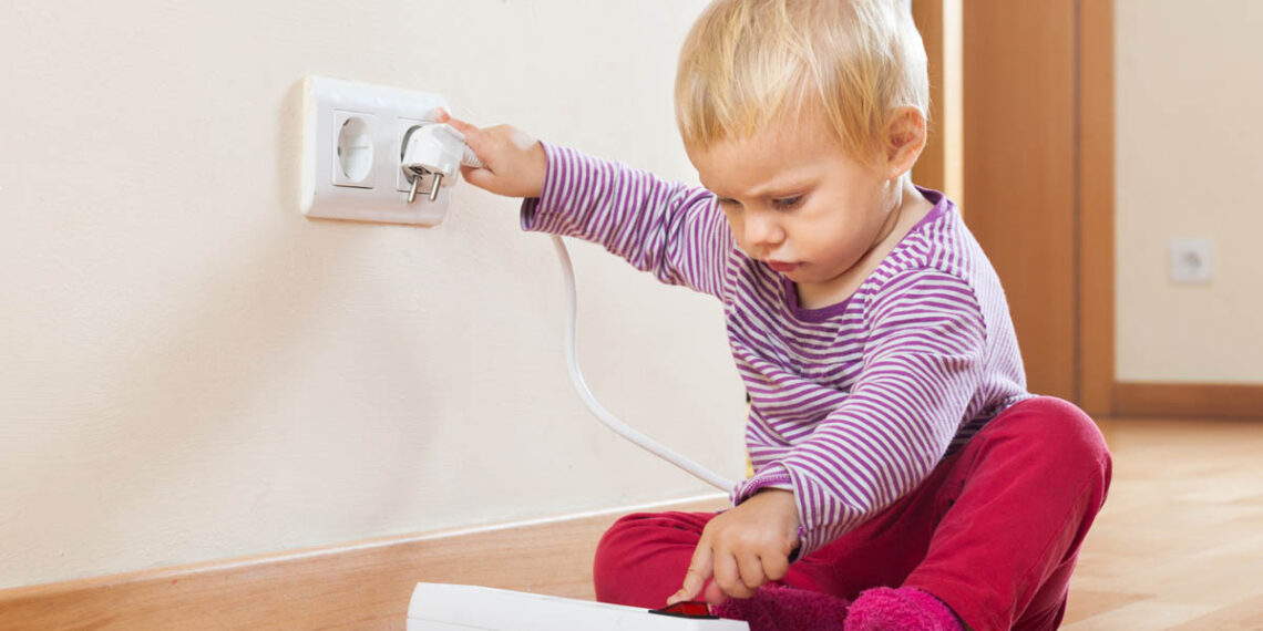 Descubre cómo proteger a tus hijos de los peligros eléctricos con estas ingeniosas ideas para tapar enchufes