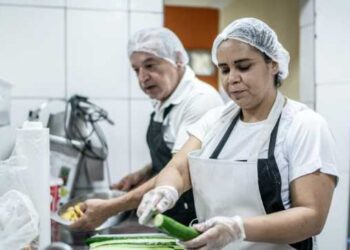 Descubre el secreto para organizar tus platos de forma eficiente y sin esfuerzo