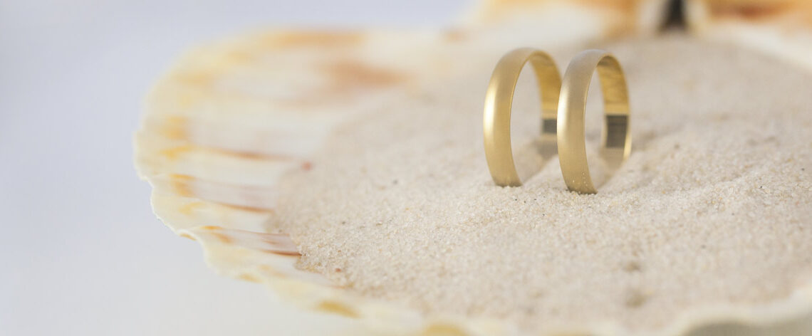 Descubre las formas más originales y creativas de llevar tus anillos de boda