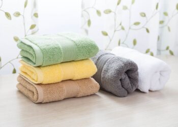Descubre los ingeniosos trucos para guardar tus toallas de forma práctica y ahorrar espacio en tu hogar