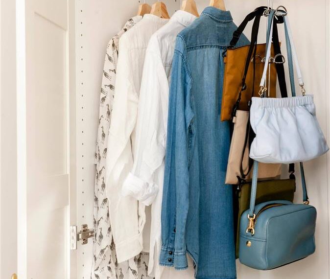 Descubre los secretos para mantener tus bolsos organizados en el armario