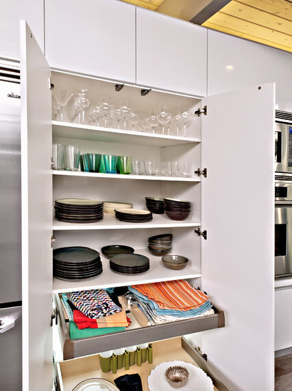 Descubre los trucos más ingeniosos para colgar tus trapos de cocina como un profesional