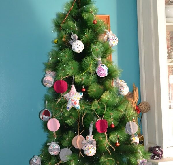 Transforma tu árbol de navidad con estas creativas ideas de decoración para tus bolas