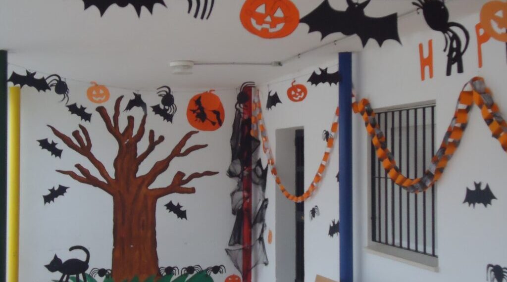 Transforma tu aula en un espeluznante y divertido escenario de Halloween con estas ideas de decoración