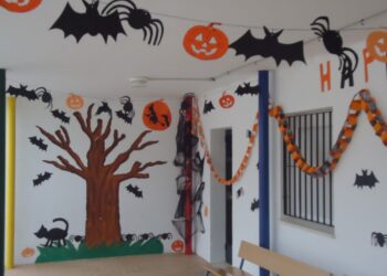 Transforma tu aula en un espeluznante y divertido escenario de Halloween con estas ideas de decoración