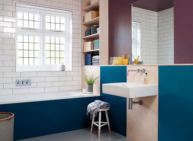 Transforma tu baño en un oasis de color con estas ideas para pintar tus azulejos