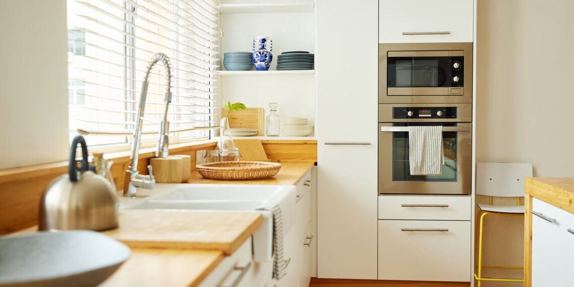 Transforma tu cocina con estos ingeniosos trucos para colocar tu microondas