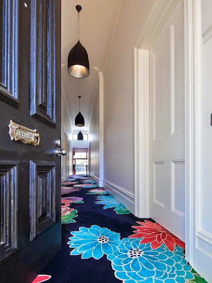 Transforma tu pasillo en un oasis de color con estas ideas creativas de pintura
