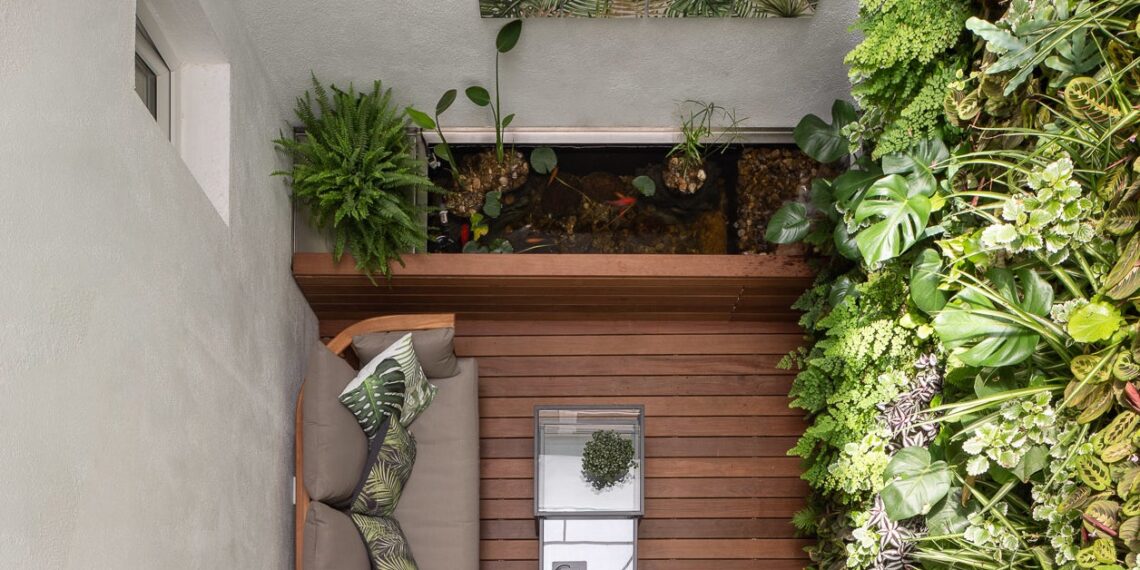 Transforma tu patio interior en un oasis con estas ideas de techo impresionantes