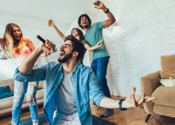 Descubre las canciones más divertidas y sorprendentes para triunfar en el karaoke