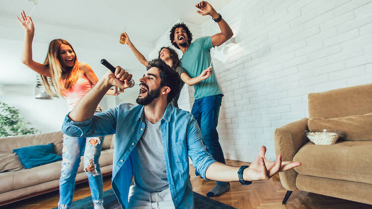 Descubre las canciones más divertidas y sorprendentes para triunfar en el karaoke