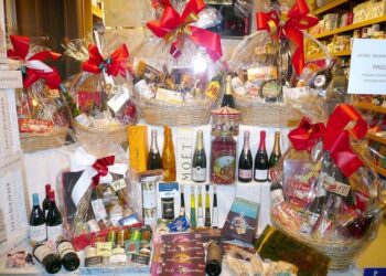 Descubre las cestas de Navidad más originales y sorprendentes para regalar esta temporada