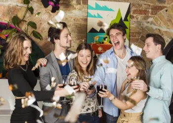 ¡Sorprende a tus amigos con los juegos más divertidos para un cumpleaños de adultos!